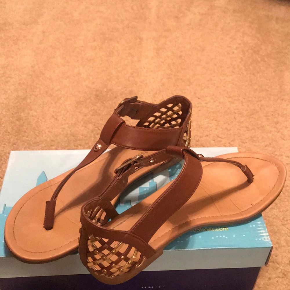 Cute brown and gold sandals!